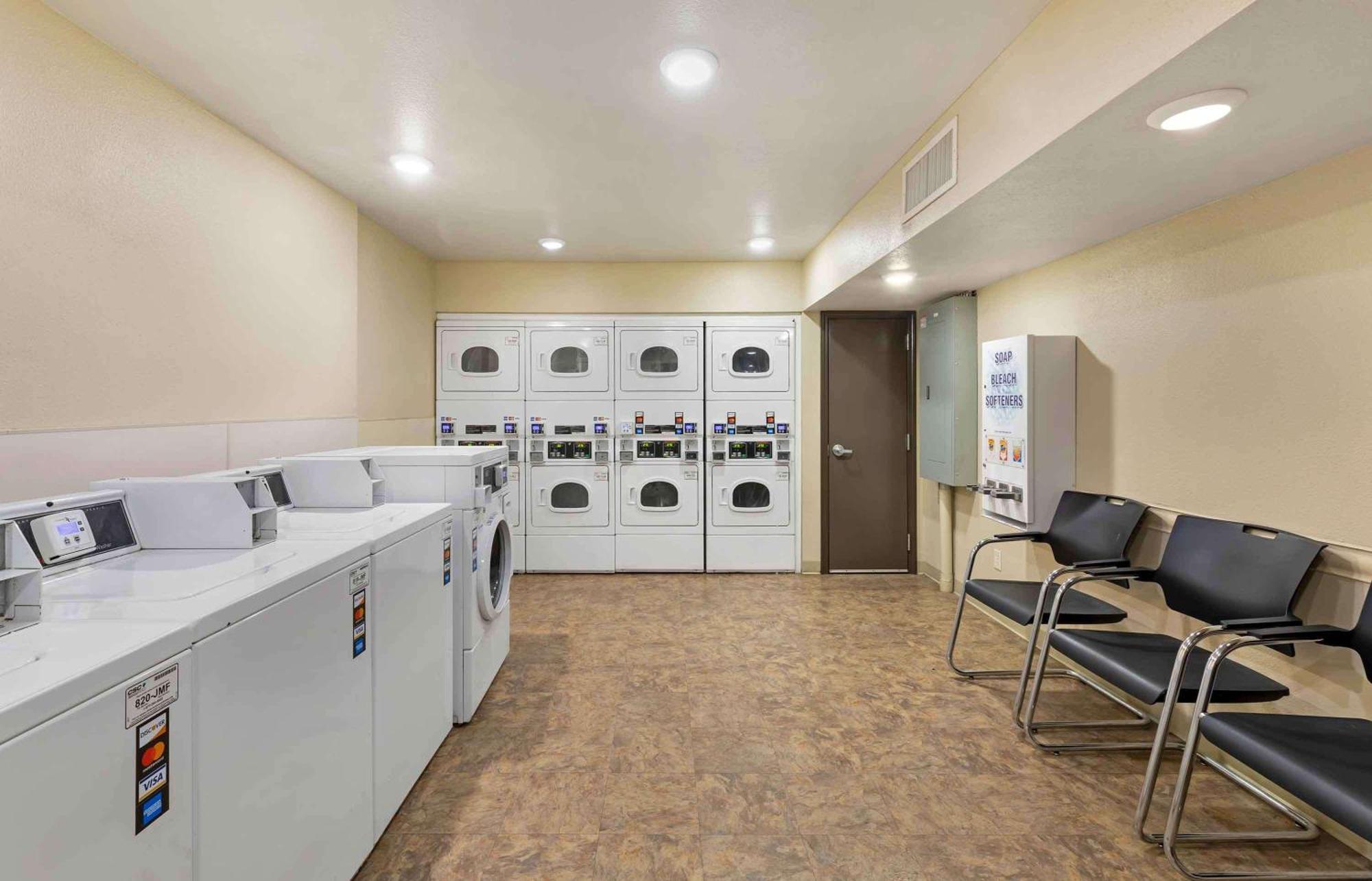 Extended Stay America Select Suites - Cleveland - Airport Extérieur photo